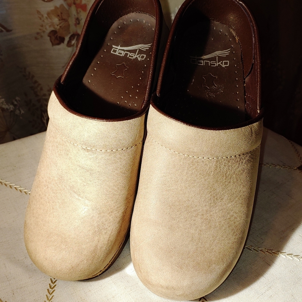 Offer $17 🌷 Dansko Shoes Clogs 37